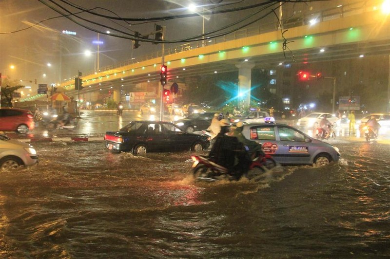 Ha Noi chim trong bien nuoc sau mua lon